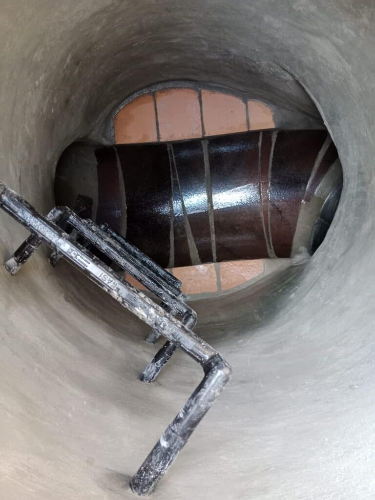 Nově vymodelované dno šachty s keramickým obkladem